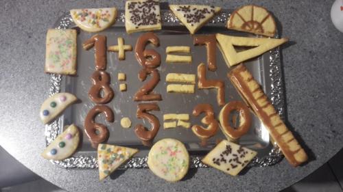 26 Słodkie ciasteczkowe cyferki, figury geometryczne i przybory matematyczne